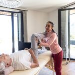 Imagen ilustrativa de una sesión de fisioterapia a domicilio.