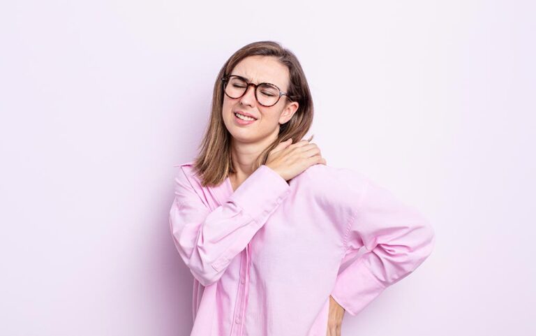 Imagen ilustrativa de una patología de cervicalgia que cursa con dolor.